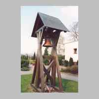 022-1048 Der von Hermann Mertsch gestiftete Glockenturm auf dem Friedhof Hilter.jpg